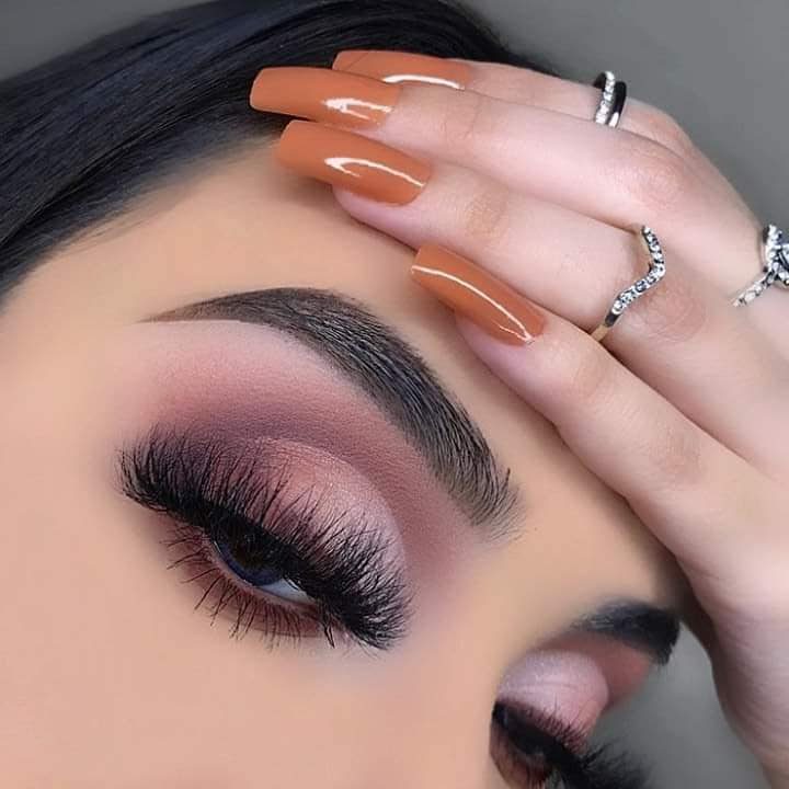 100 Combinacion de unas y maquillaje smokey eye con sombra en tonos nude marron claro tenue delineado sencillo unas cuadradas en marron claro