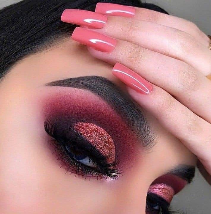 17 Combinacion de unas y maquillaje smokey eye sombra en cobre escarchado en parpado con vino en borde delineado contorno completo unas en melon mate