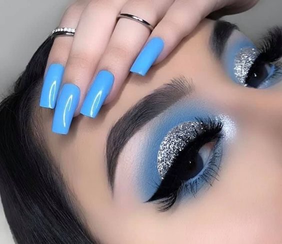 25 Combinacion de unas y maquillaje smokey eye con glitter plateado en parpado sombra en azul claro en borde delineado cat eye con unas cuadradas en azul claro