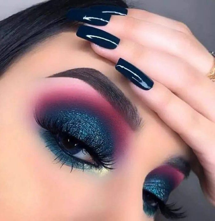 411 Combinacion de unas y maquillaje smokey eye en azul oscuro escarchado en parpado borde en rosado oscuro delineado de contorno completo unas cuadradas en azul marino