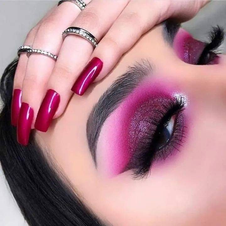 451 Combinacion de unas y maquillaje smokey eye sombra en magenta escarchado en parpado y magenta en borde delineado de contorno completo unas cuadradas en magenta oscuro perlado