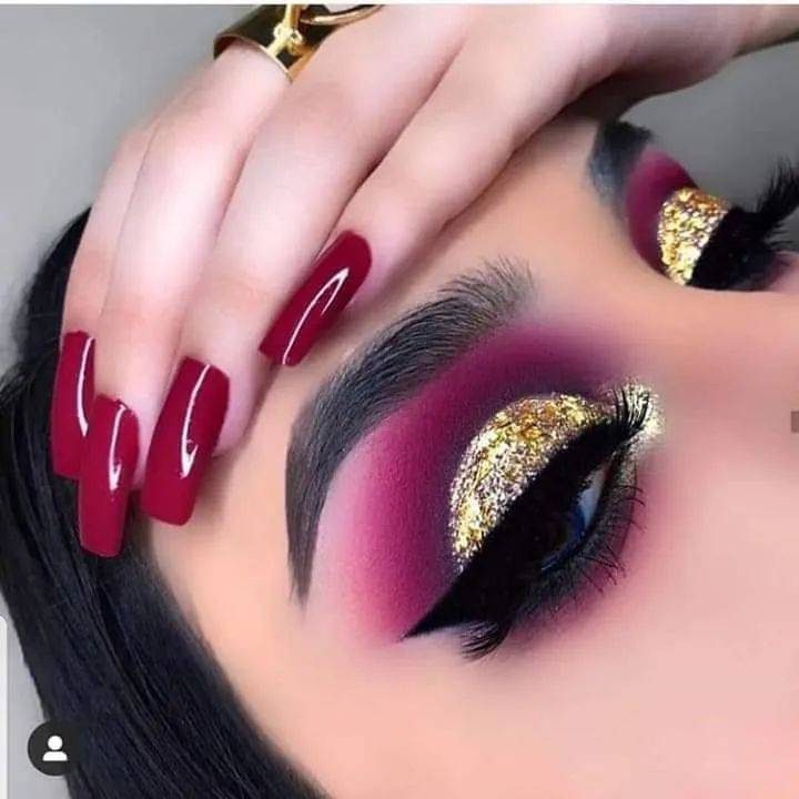 525 Combinacion de unas y maquillaje smokey eye glitter dorado en parpado sombra vinotinto en borde delineado de contorno completo unas cuadradas largas en vinotinto