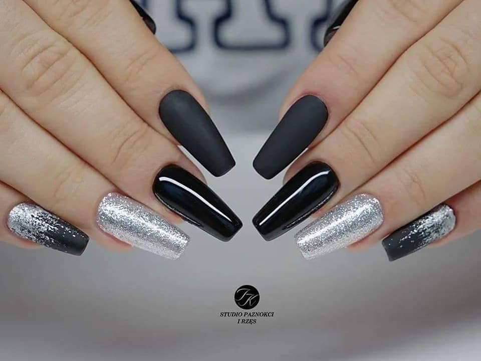 Arte de uñas en negro y gris