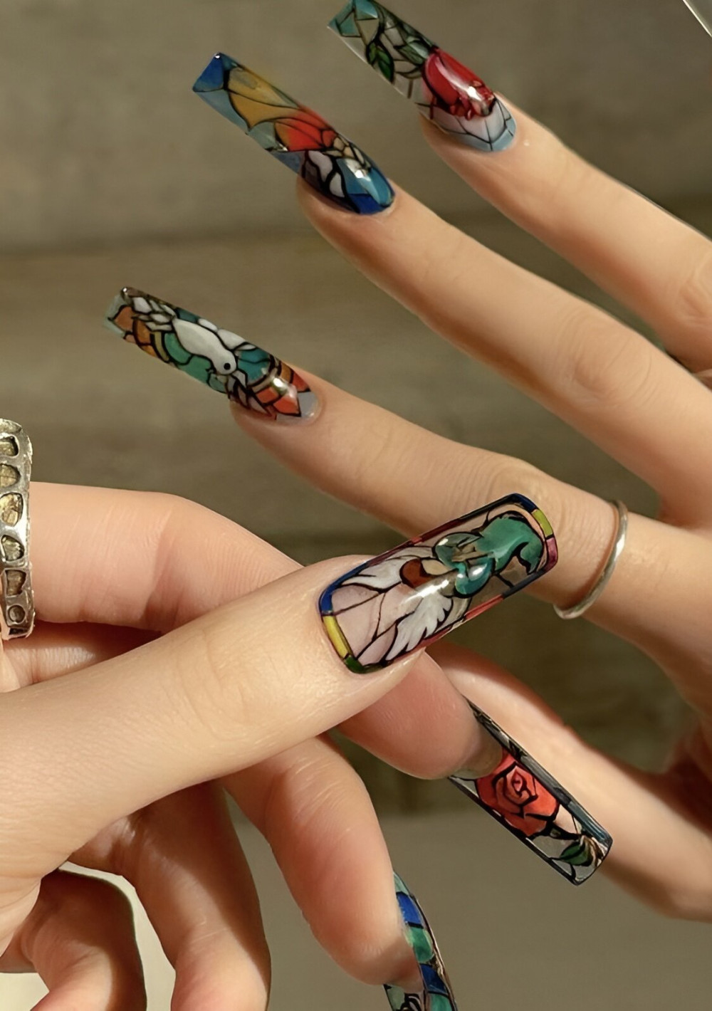 30 majestuosos diseños de uñas con vitrales que te convertirán en una reina - 195