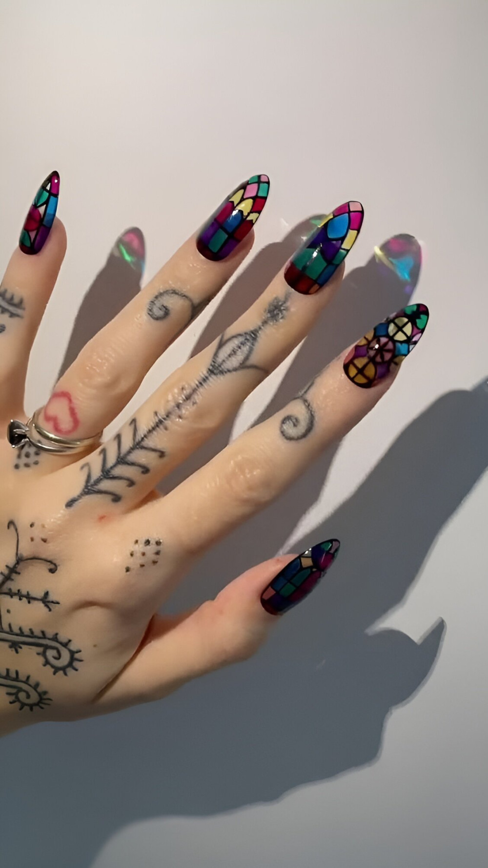 30 majestuosos diseños de uñas con vitrales que te convertirán en una reina - 245