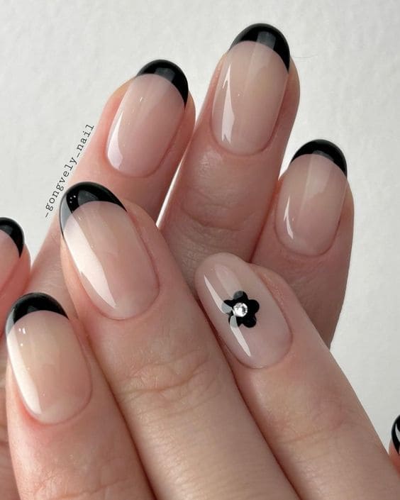 Uñas de punta francesa negras coreanas: acento floral