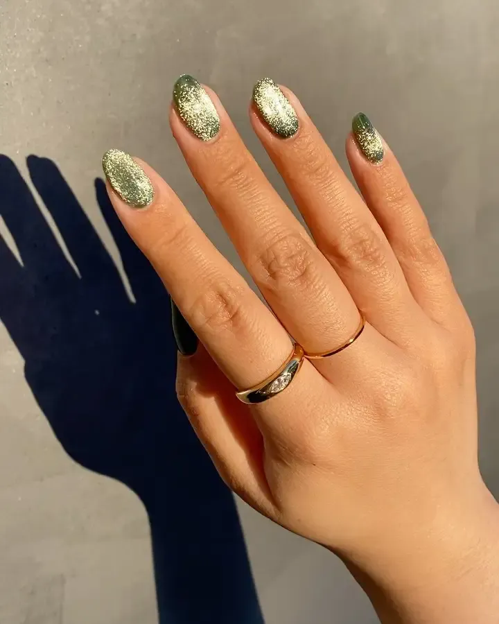 Short light green velvet nails.